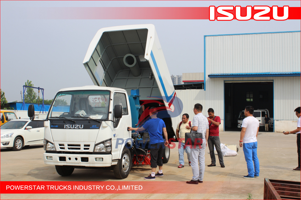 Clienti filippini ispezionano la spazzatrice montata su camion Isuzu