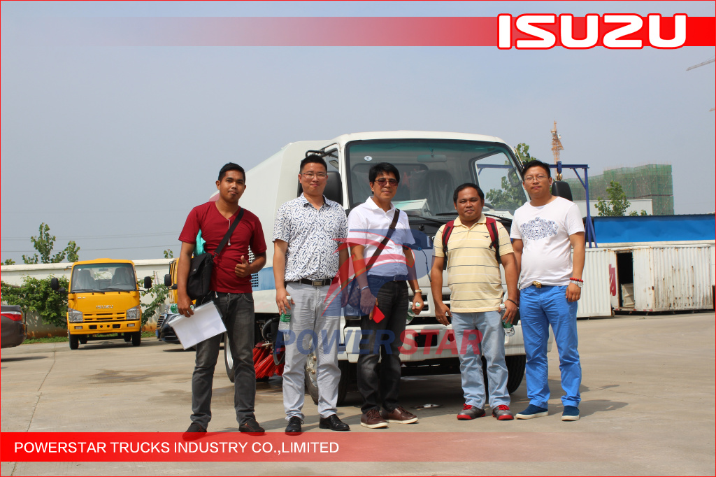 Clienti filippini ispezionano la spazzatrice montata su camion Isuzu