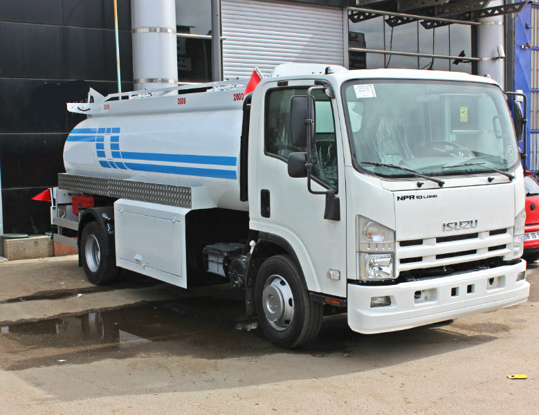 Personalizza un camion cisterna di carburante Isuzu