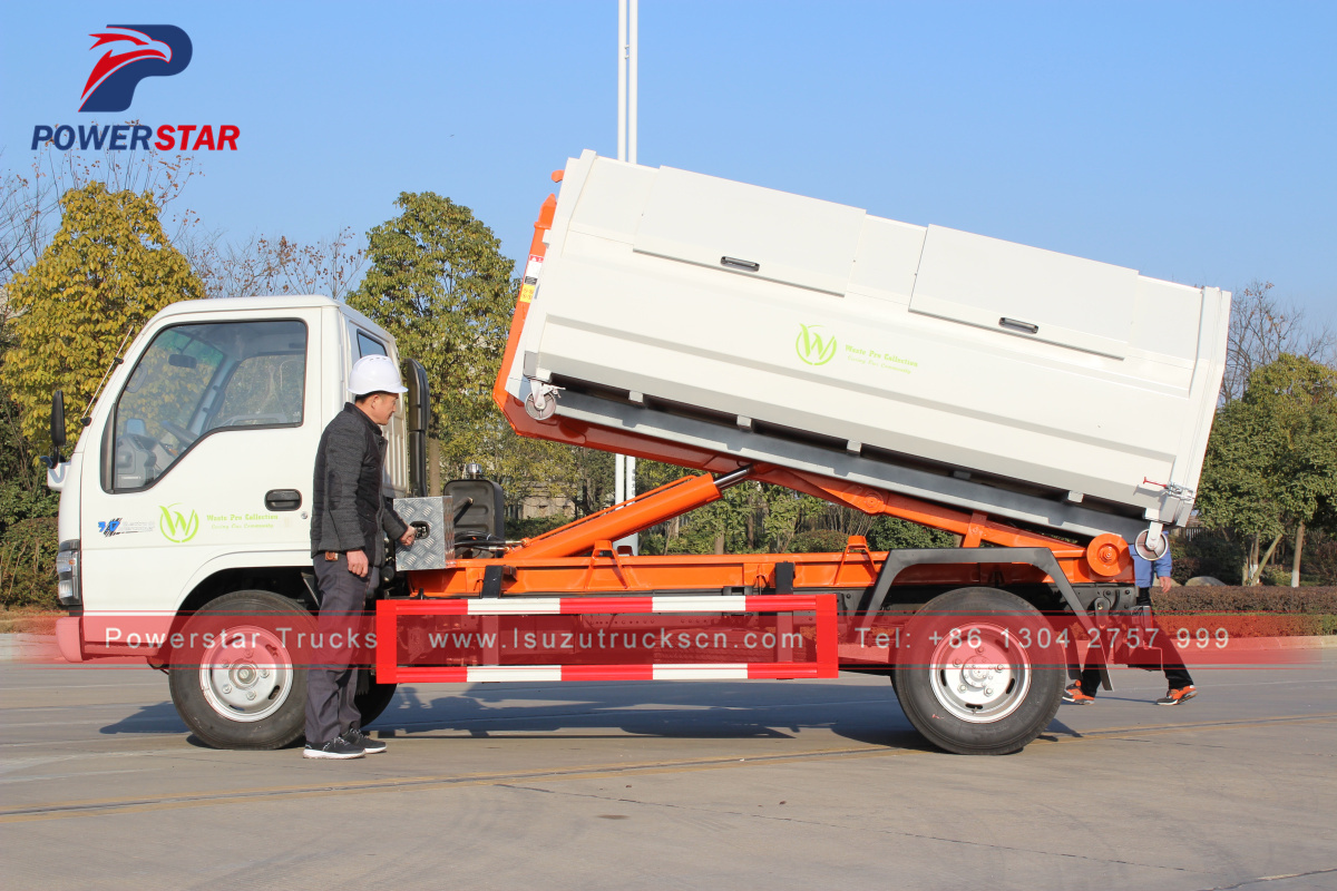 Saint Martin 1 Isuzu camion della spazzatura scarrabile con 4 bidoni della spazzatura