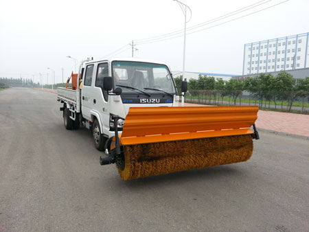 Camion spazzatrice per la pulizia stradale Camion pala da neve Isuzu con funzione di rimozione della neve