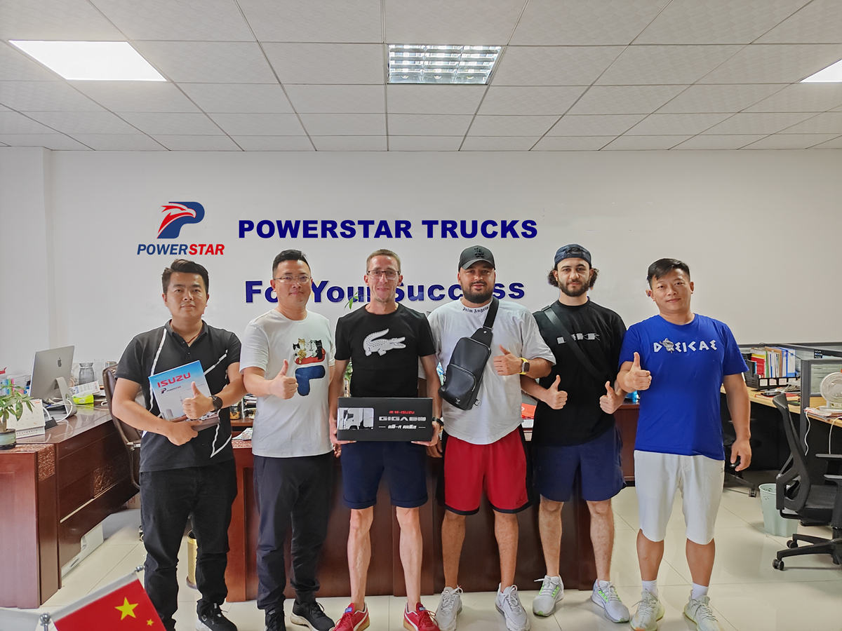 Il cliente ha visitato POWERSTAR per ordinare i camion ISUZU