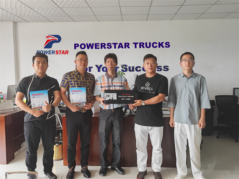 Il cliente ha visitato POWERSTAR per acquistare autogru ISUZU