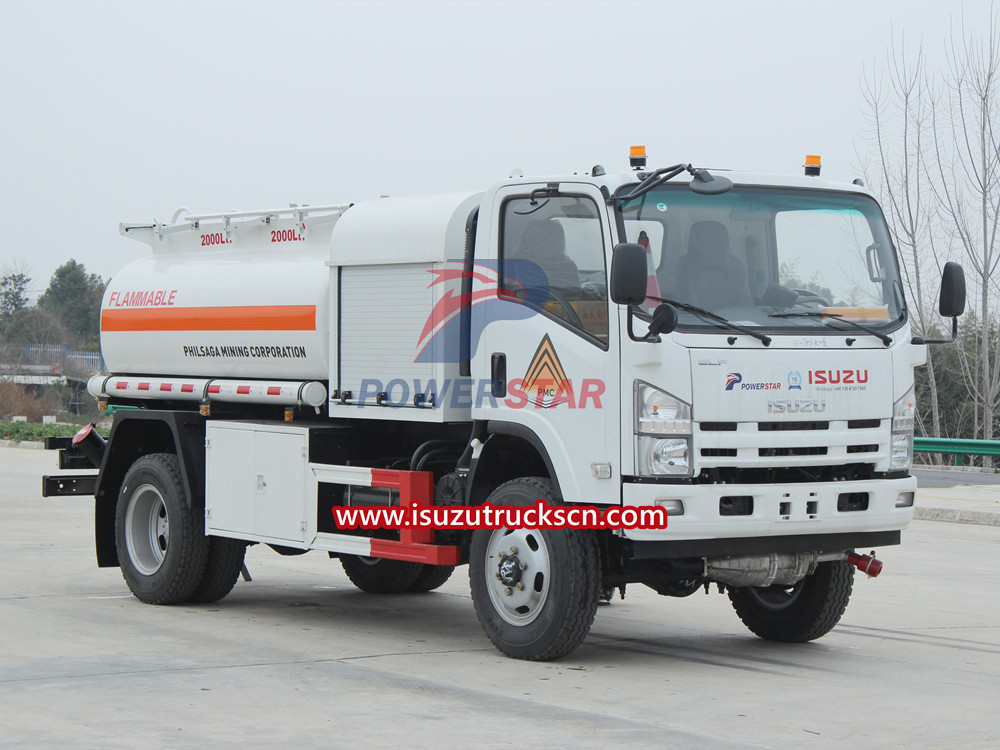 camion cisterna per la consegna del carburante