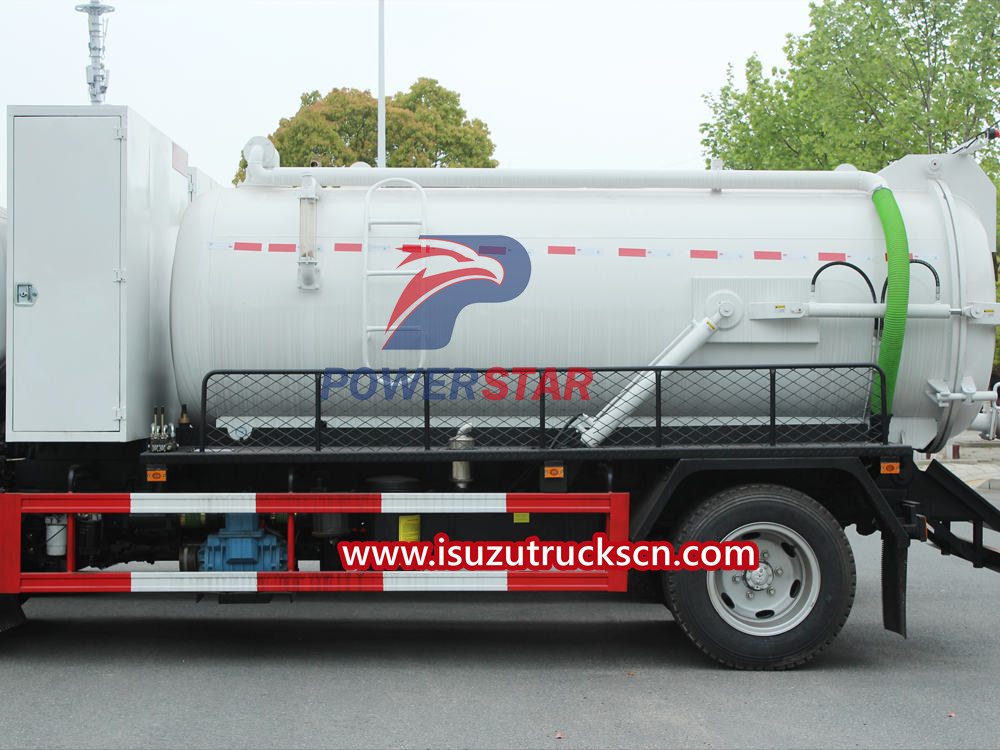 Camion con pompa settica Isuzu