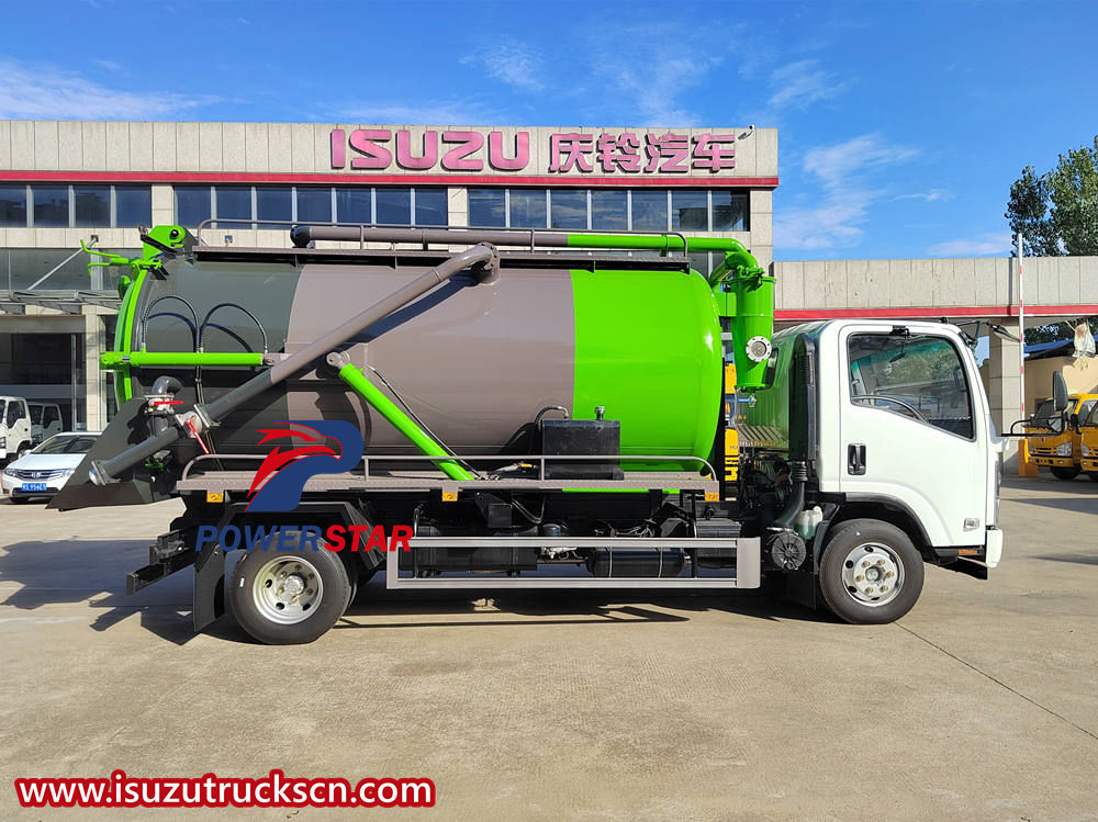 Camion con pompa settica Isuzu