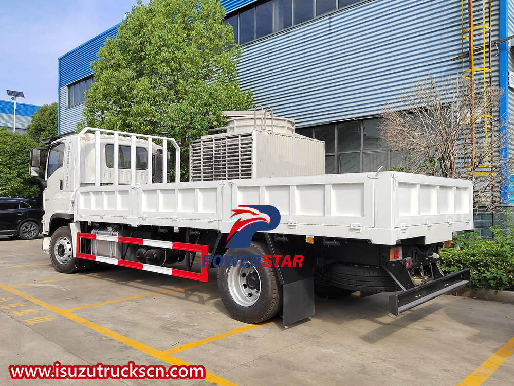 Camion da carico con recinzione Isuzu