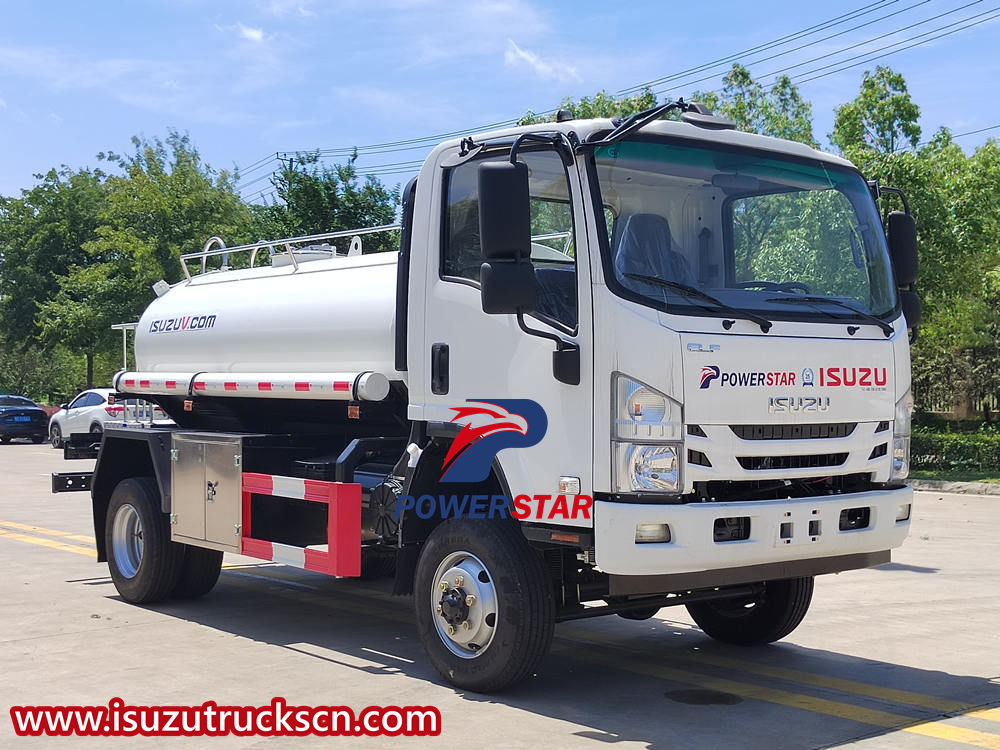 Autocarro con cisterna per l'acqua Isuzu