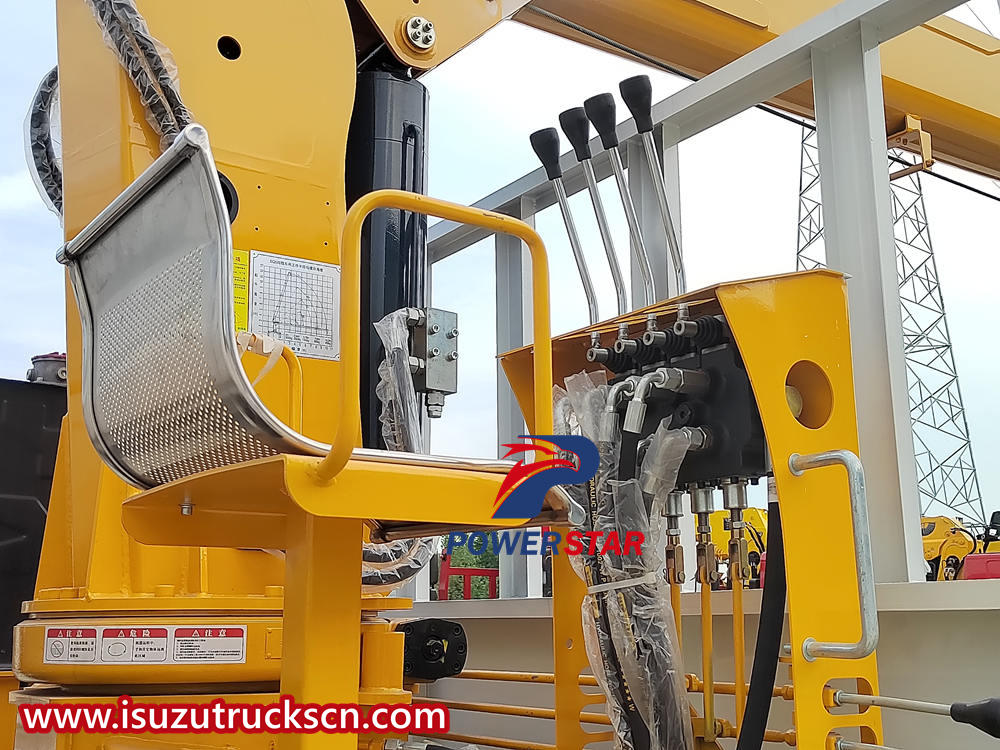 Isuzu mobile truck crane