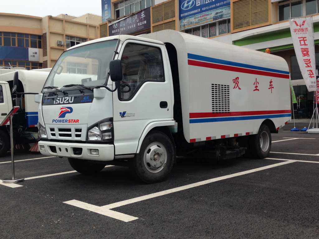 I clienti di Dubai costruiscono in vendita un'autospazzatrice stradale ISUZU per la pulizia delle strade pubbliche
    