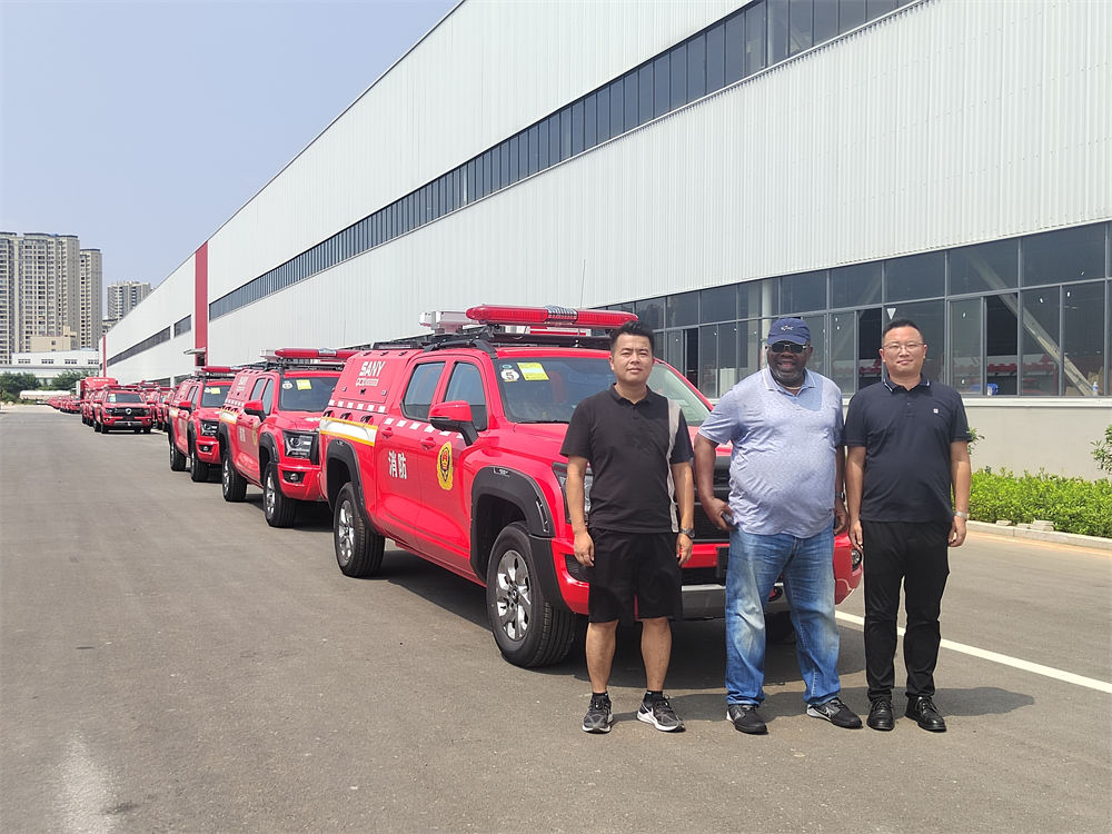 Il cliente nigeriano ci visita per effettuare un ordine del camion antincendio Isuzu