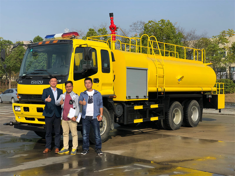 Un cliente filippino ispeziona il camion dei pompieri ad acqua isuzu FVZ su camion POWERSTAR
    