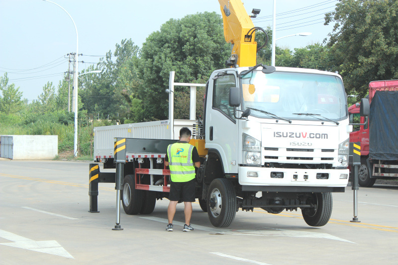 Autocarro con caricatore Cambogia Isuzu NPR 4X4 con gru
    