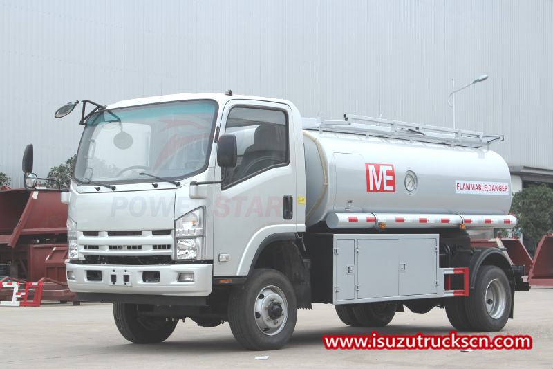 Isuzu ELF 4X4 Camion per la consegna di olio combustibile
    