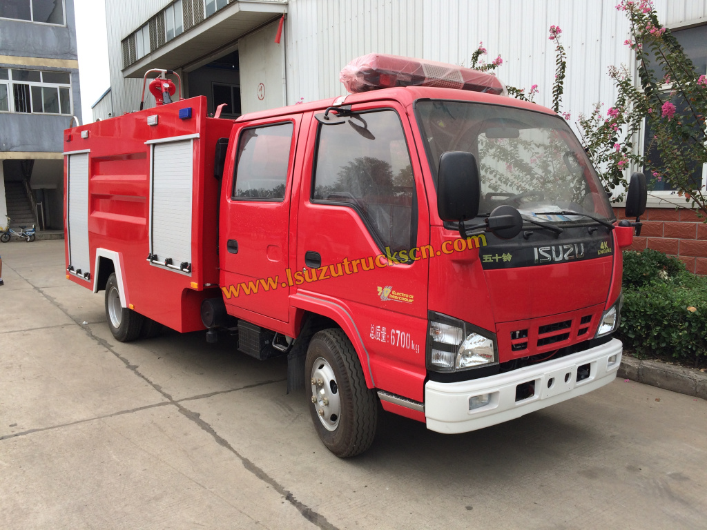 Camion antincendio Isuzu 3500L con serbatoio per acqua e schiuma personalizzato
    