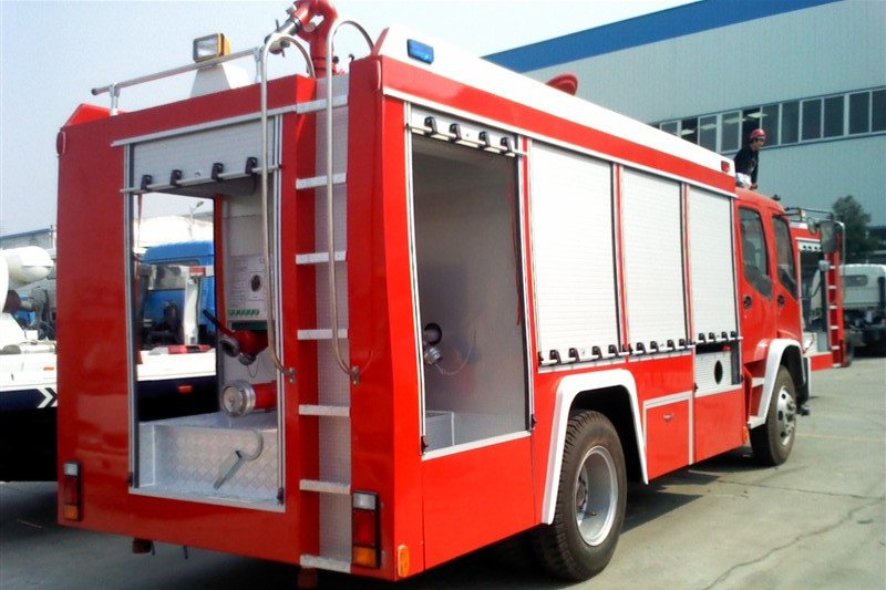 Camion dei vigili del fuoco ISUZU usato in città con telaio ISUZU FTR
    