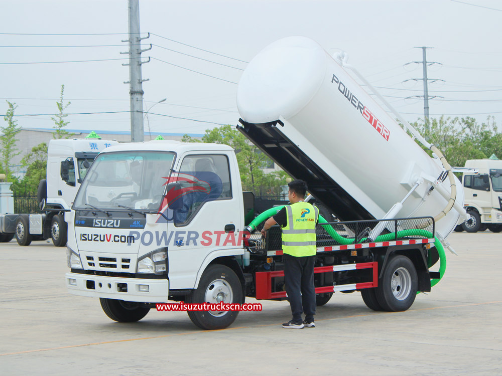 Gestione quotidiana del camion di aspirazione delle acque reflue Isuzu
    