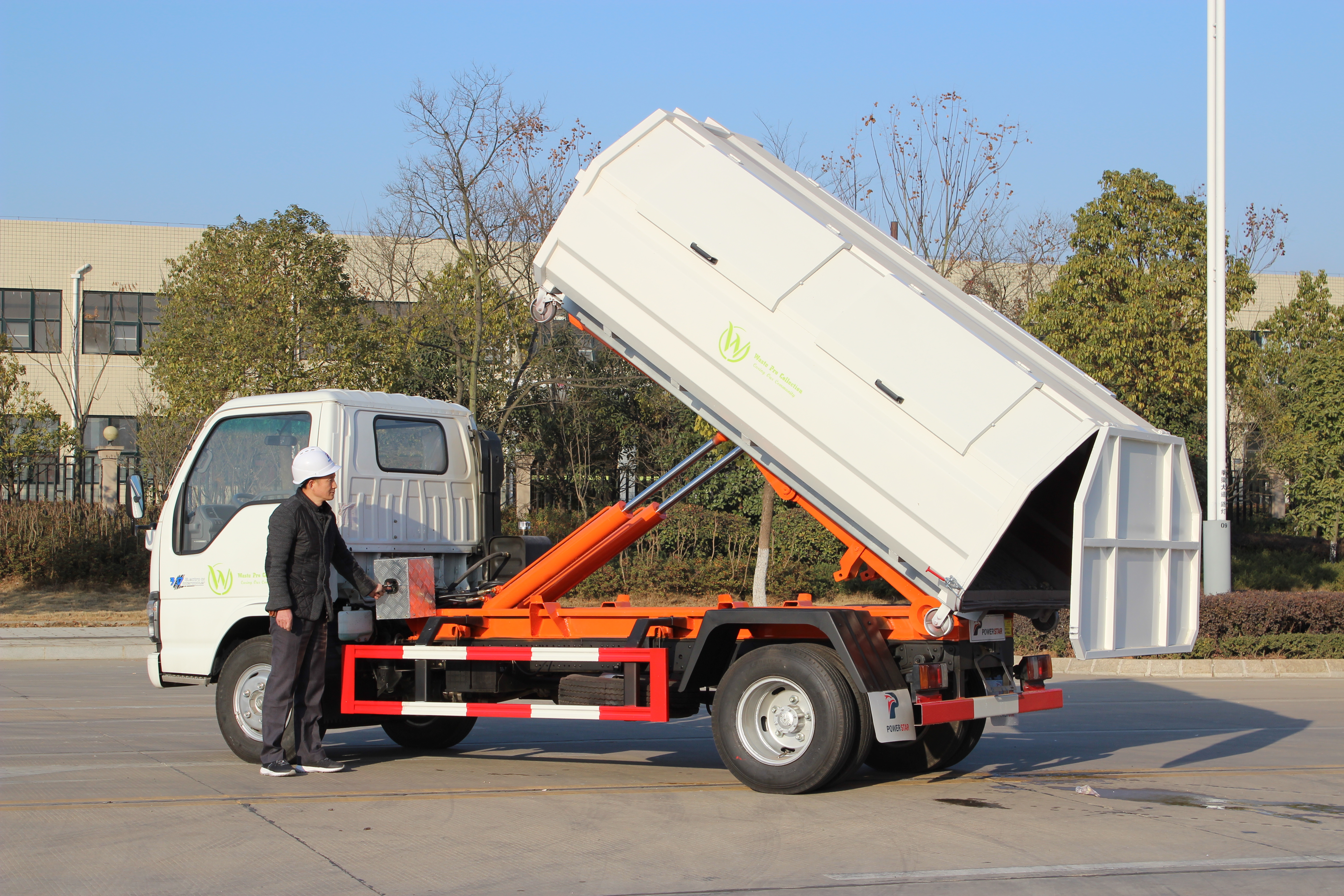 camion della spazzatura con gancio a braccio Isuzu 4 * 2 usato in comunità nuovo di zecca
    