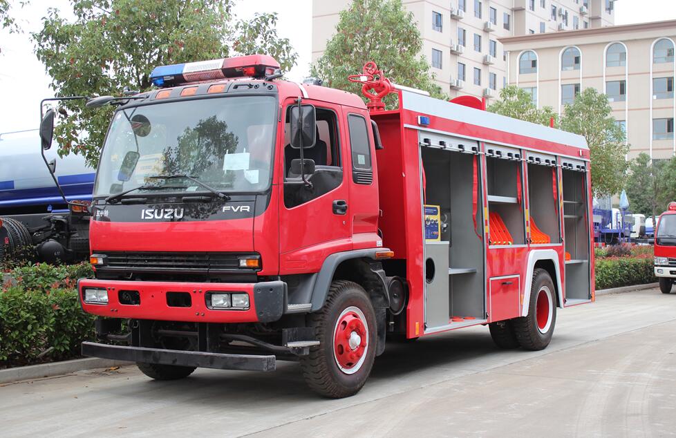 Veicolo antincendio in schiuma da 5000 litri con telaio Isuzu FVR
    