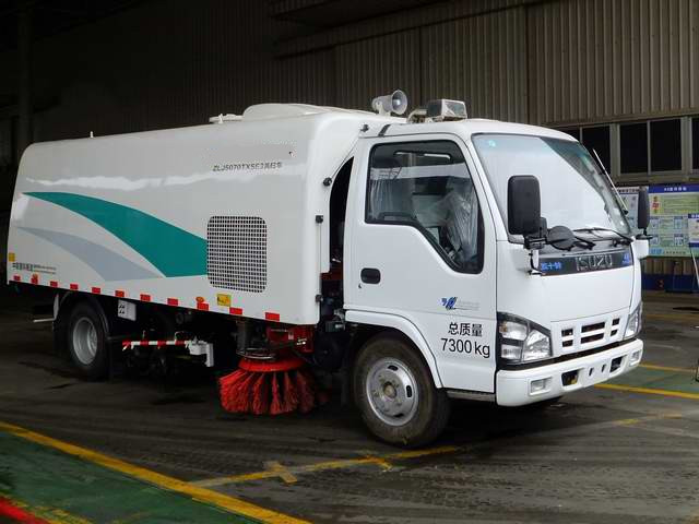 Spazzatrice stradale per camion per spazzamento stradale di marca Isuzu da 7300 kg di peso totale
    