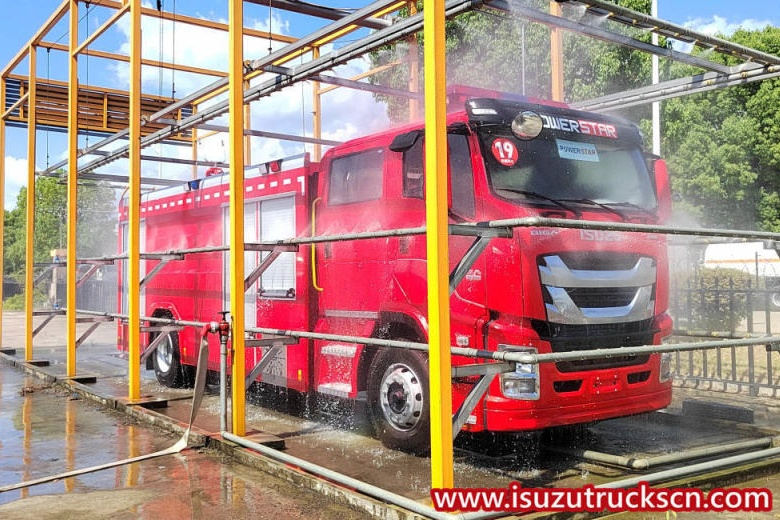 Il motore antincendio ISUZU GIGA a schiuma/acqua ha superato i test di pioggia
    