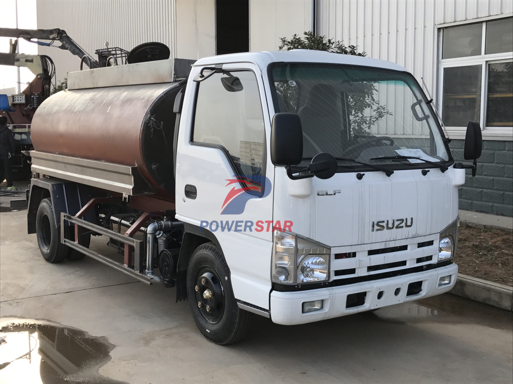 Il cliente costruisce camion con irrigatore d'acqua Isuzu Bowser ad acqua
    