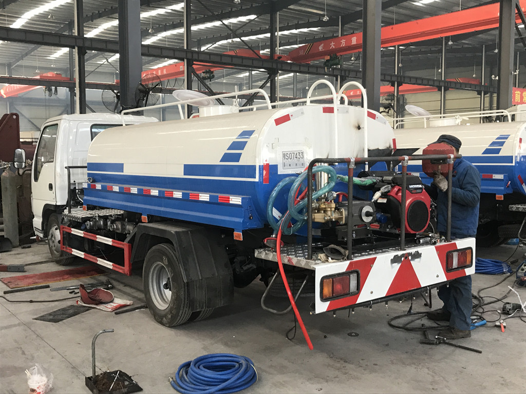 Autocisterne Isuzu Water Bowser nuovissime da 5 cbm in vendita nelle Filippine
    