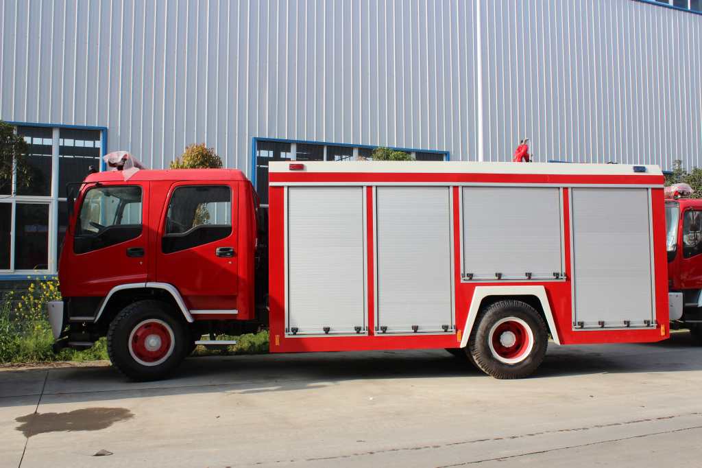 La fabbrica chimica ha utilizzato un camion dei vigili del fuoco con schiuma d'acqua ISUZU da 5000 litri
    