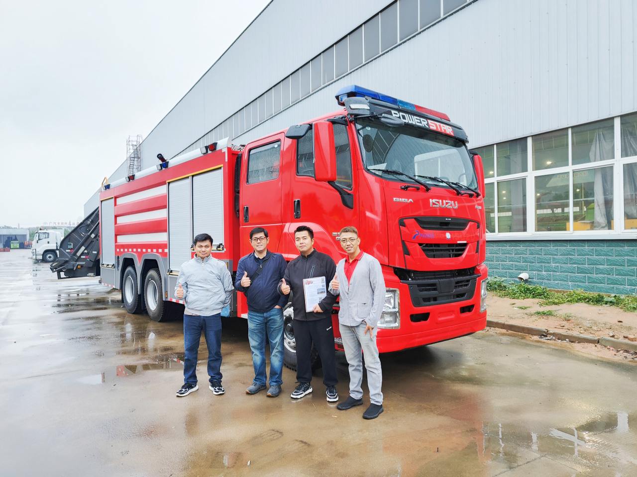 Un cliente delle Filippine ci visita per la formazione sui camion dei pompieri Isuzu Giga