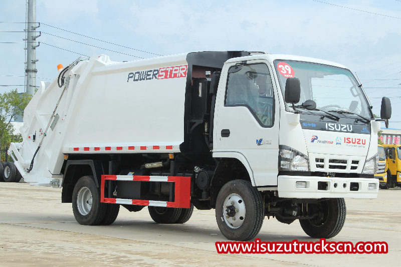 Camion fuoristrada del compattatore di rifiuti ISUZU 4x4 4WD 600P 6CBM
    